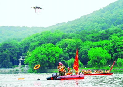 兩棲車無人機(jī)機(jī)器人成抗洪“新兵” 兩棲車無人機(jī)機(jī)器人成抗洪“新兵”